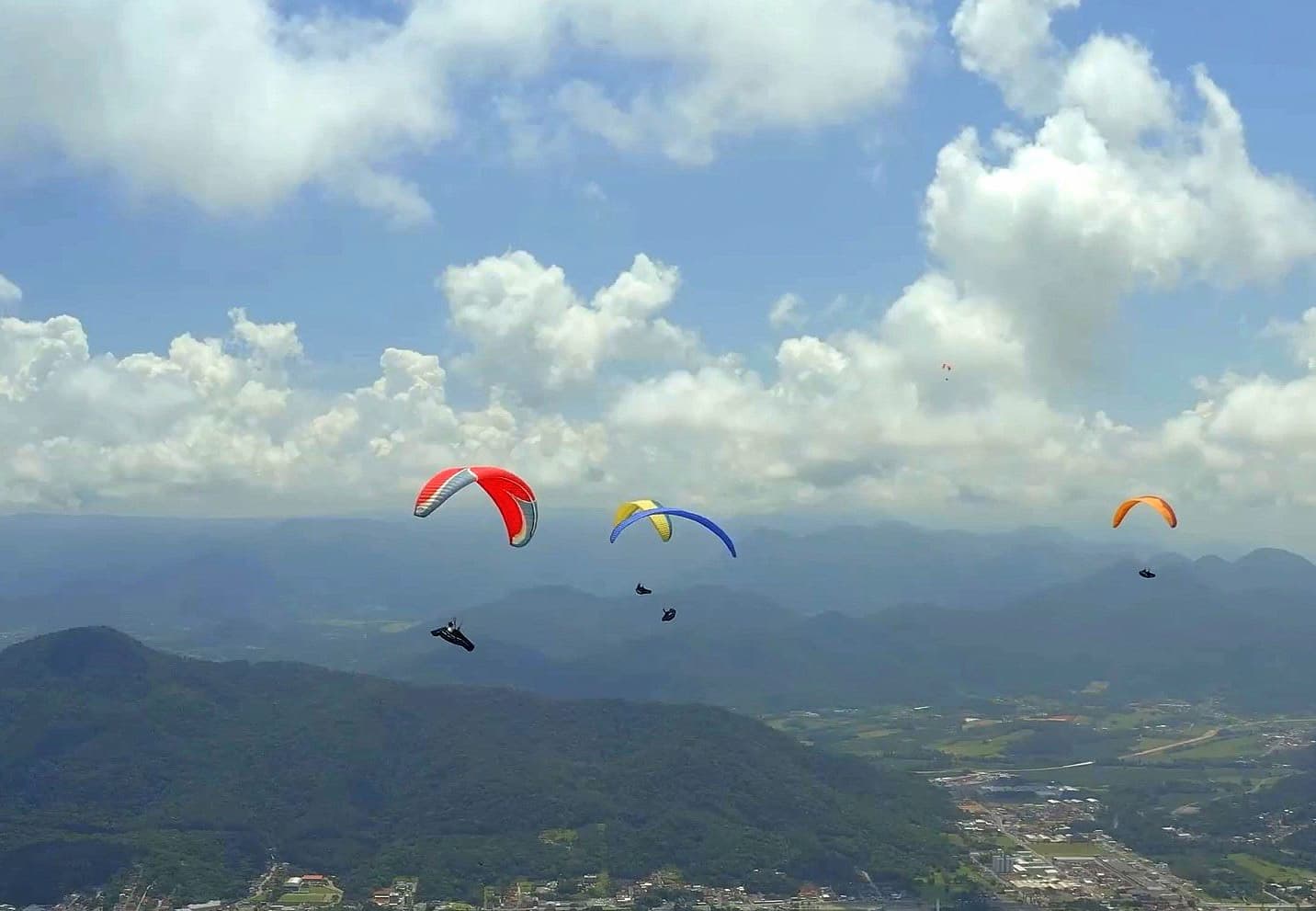 Parapentes sobre o vale, perspectiva do futuro